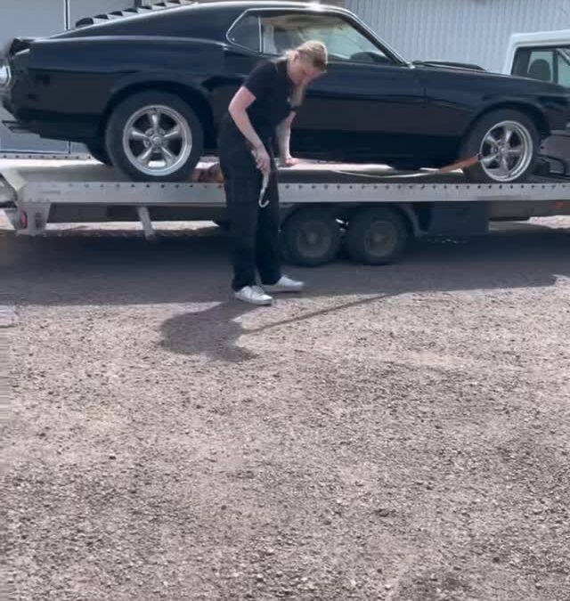 Tindra hämtar vår nylackerade Mustang Mach 1 -69 från Jopa bilskade…