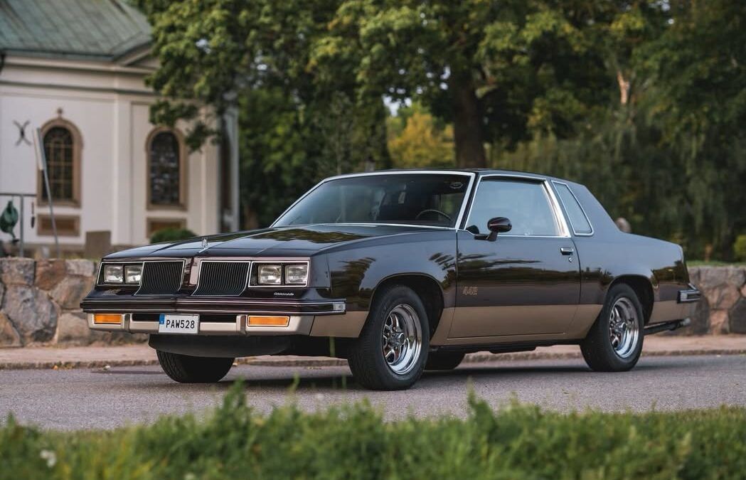 En kompis till oss säljer sin mycket fina Oldsmobile 442 1986 med 3…