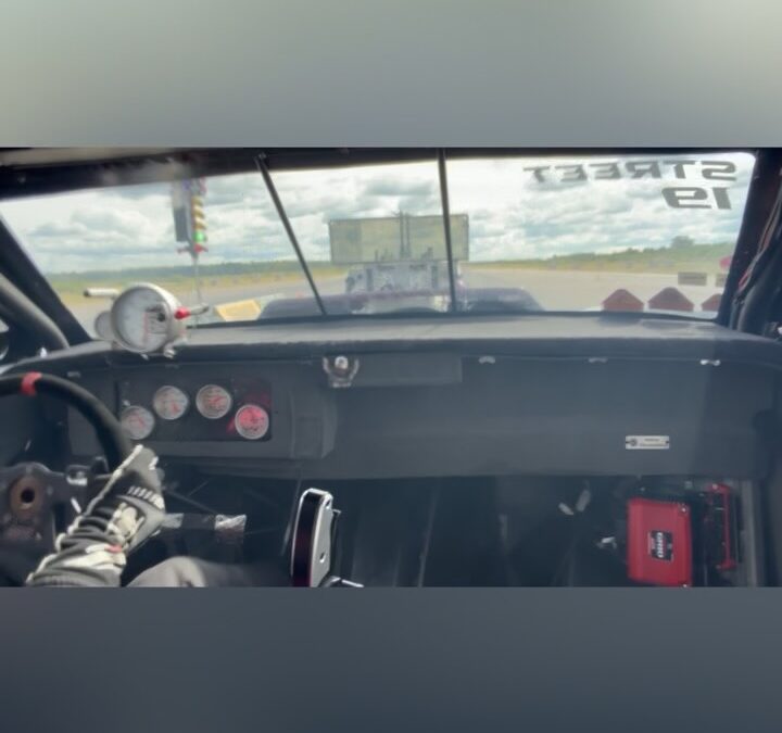 Följ med Tindra på Kjula Dragway under varmkörning, lineup och fina…